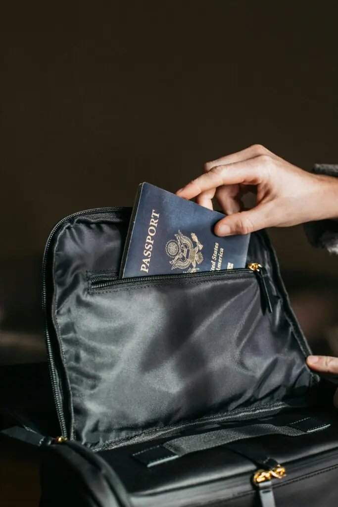 Travel Sentry | 快捷通過機場安檢的 10 個技巧 passport going into a bag