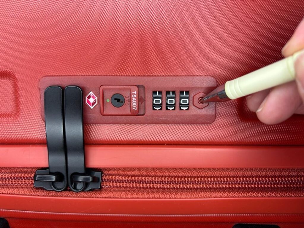 Travel Sentry | TSA認証ロックの設定方法 Press and hold the reset button with a tool, such as a ballpoint pen. You may hear a ‘click’ sound. You might find the reset button on the side of your lock.