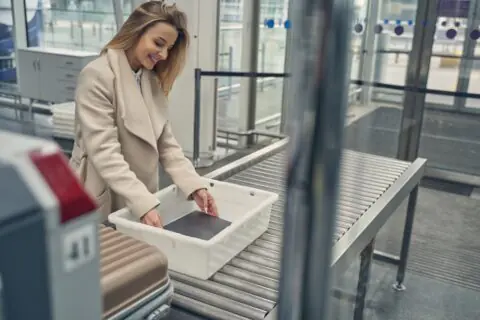 Travel Sentry | Was müssen Sie bei der Sicherheitskontrolle am Flughafen ablegen?